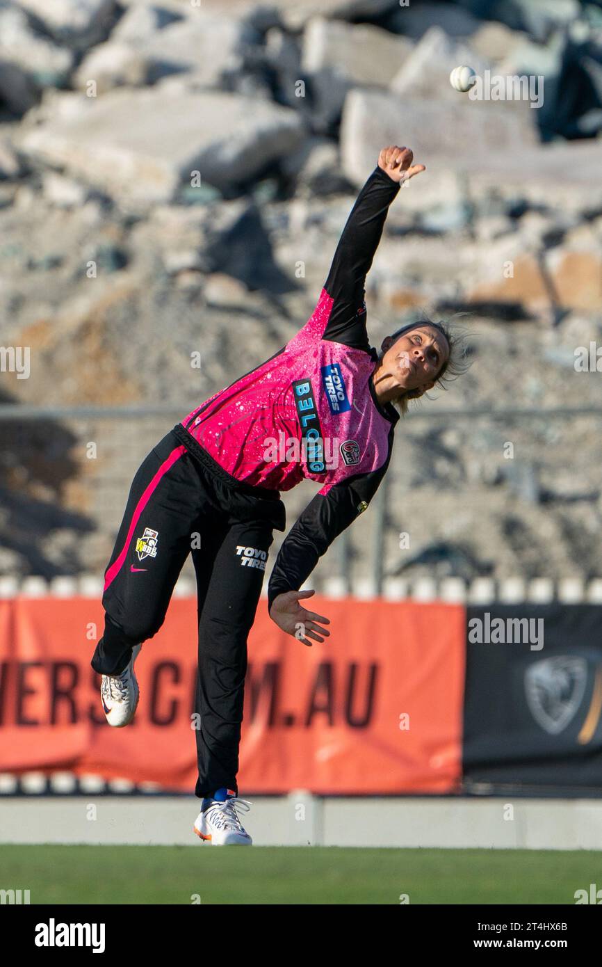 Perth, Australia. 31 ottobre 2023. Perth, Australia, 31 ottobre 2023: Ash Gardner (6 Sydney Sixers) bocce durante la partita della Weber Womens Big Bash League 09 tra Perth Scorchers e Sydney Sixers al WACA Ground di Perth, Australia (Noe Llamas/SPP) credito: SPP Sport Press Photo. /Alamy Live News Foto Stock