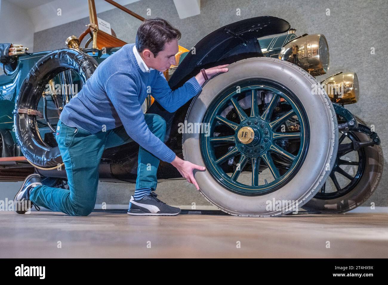 Londra, Regno Unito. 31 ottobre 2023. Un membro dello staff con un Roadster Isotta-Fraschini tipo PM del 1912, stima: £ 400.000-£ 450.000, in anteprima per la vendita dell'età d'oro delle automobili Bonhams. Dei 31 veicoli offerti in vendita, 21 sono pre-1905 e possono partecipare alla London to Brighton Vintage Car Run. La vendita ha luogo il 3 novembre presso le gallerie Bonhams New Bond Street. Crediti: Stephen Chung / Alamy Live News Foto Stock