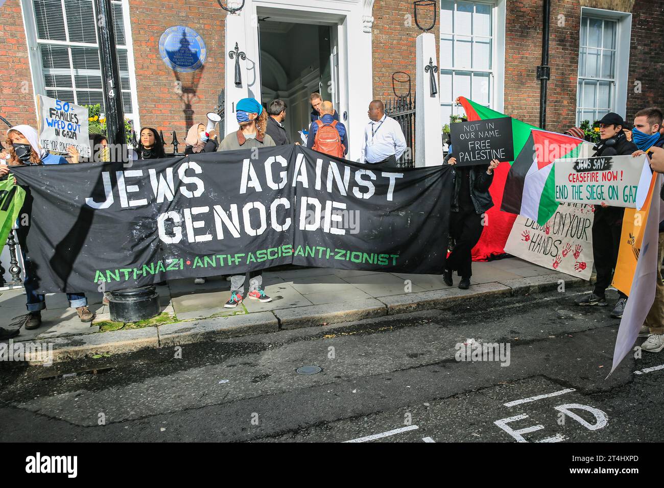 Londra, Regno Unito. 31 ottobre 2023. Proteste esterne per un cessate il fuoco e un cambio di politica sulla Palestina da parte del partito. Sir Keir Starmer, leader del Partito Laburista, esce da Chatham House nel centro di Londra dopo aver pronunciato un discorso sulla guerra Hamas-Israele e sulla strada da percorrere. Entrambi gli ingressi di Chatham House sono circondati da manifestanti, così come una forte presenza della polizia. Crediti: Imageplotter/Alamy Live News Foto Stock