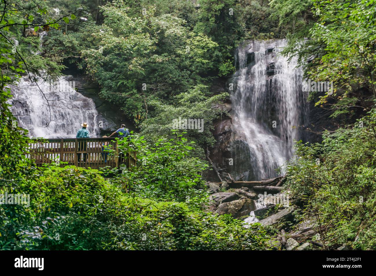 Helen, Georgia - 27 settembre 2018: Un gruppo di abitanti del luogo che si gode la vista panoramica delle splendide cascate Anna ruby di Helen, Georgia Foto Stock