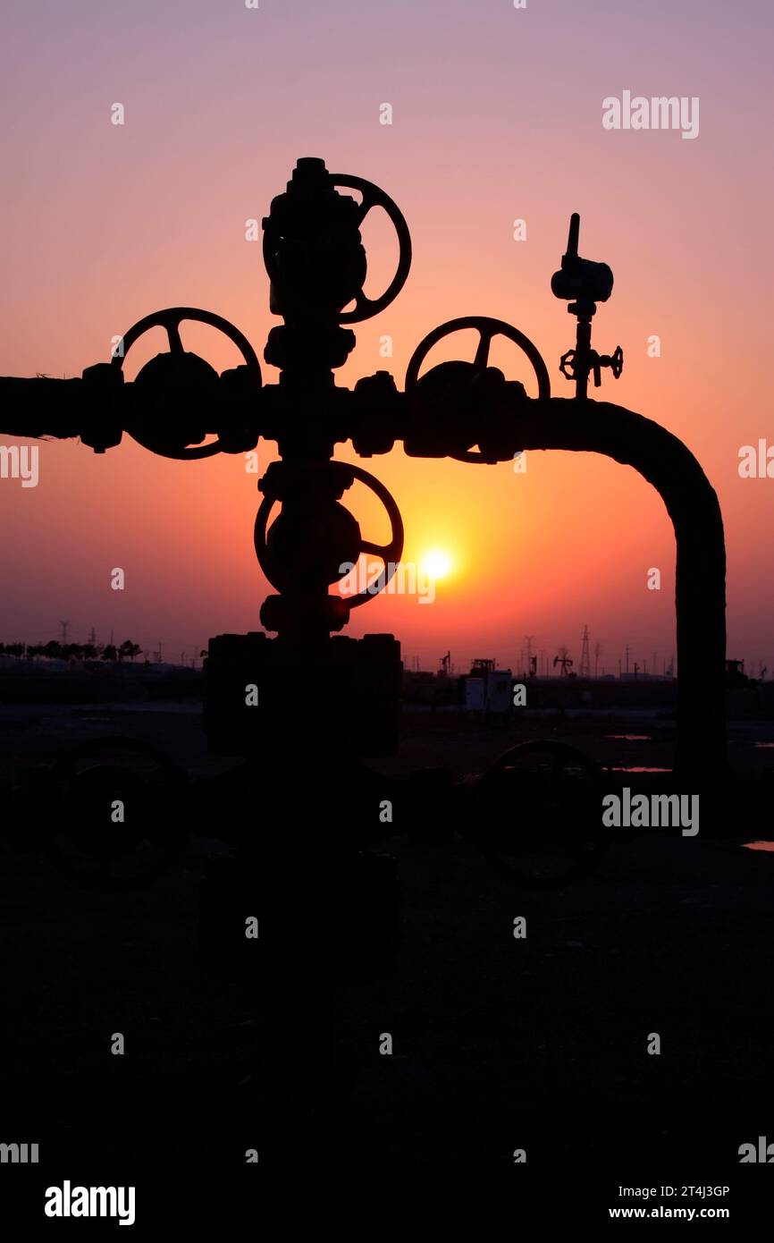 Paesaggio al tramonto sul giacimento petrolifero di Jidong, provincia di Hebei, Cina Foto Stock