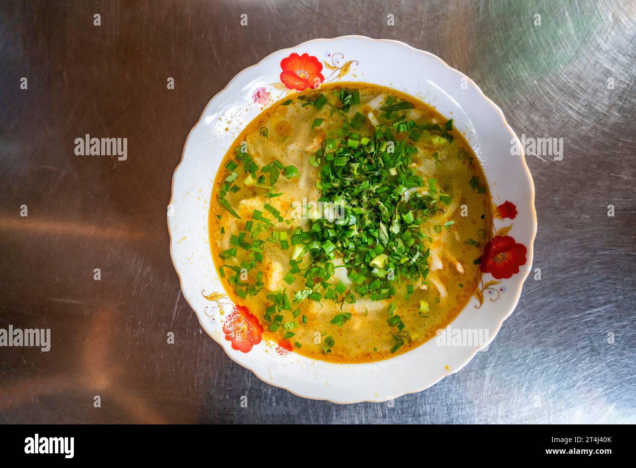 Zuppa di spaghetti di pesce Snakehead, piatto vietnamita Foto Stock