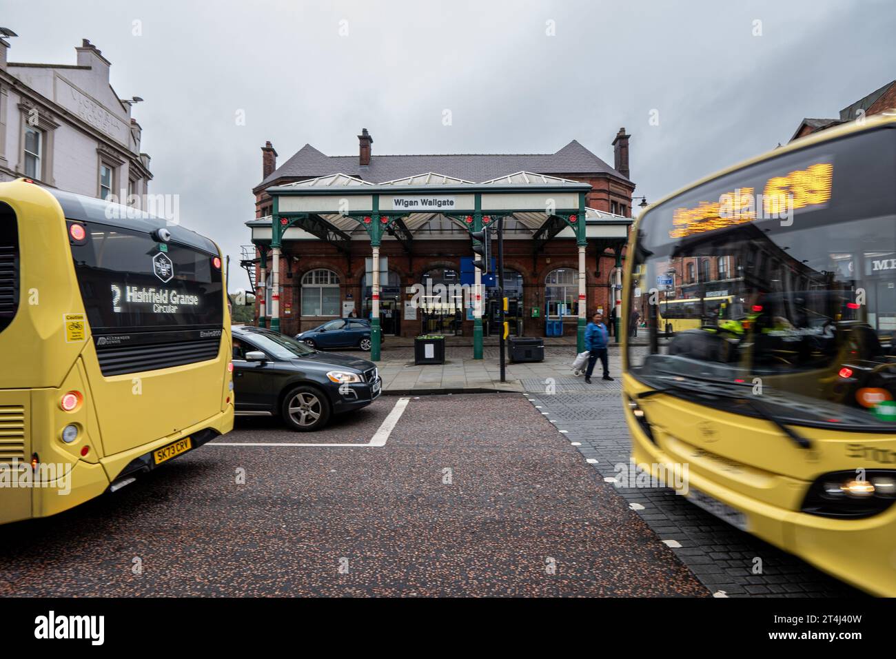 Stazione ferroviaria Wigan Wallgate con autobus Greater Manchester Bee. Distretto di Wigan, Greater Manchester. UK Picture: Garyroberts/worldwidefeatures.com Foto Stock