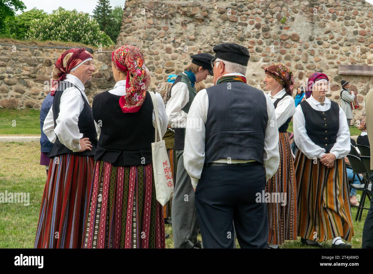 Dobele, Lettonia - 27 maggio 2023. I tipi storici di cittadini europei nei paesi baltici - donne e uomini in costumi etnici celebrano la cultura tradizionale Foto Stock