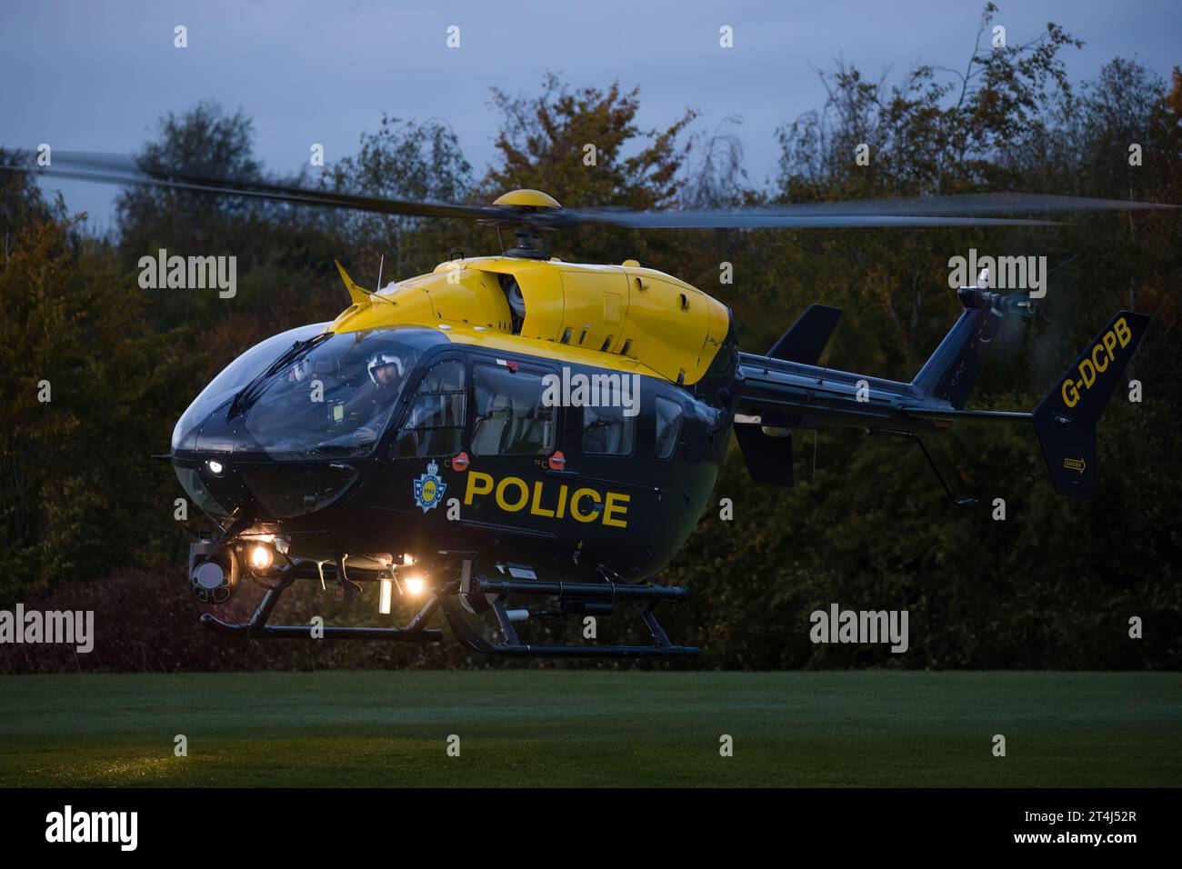 Uno dei National Police Air Service Helicopters a Milton Keynes per le prove del Bletchley Park ai Summit. Foto Stock