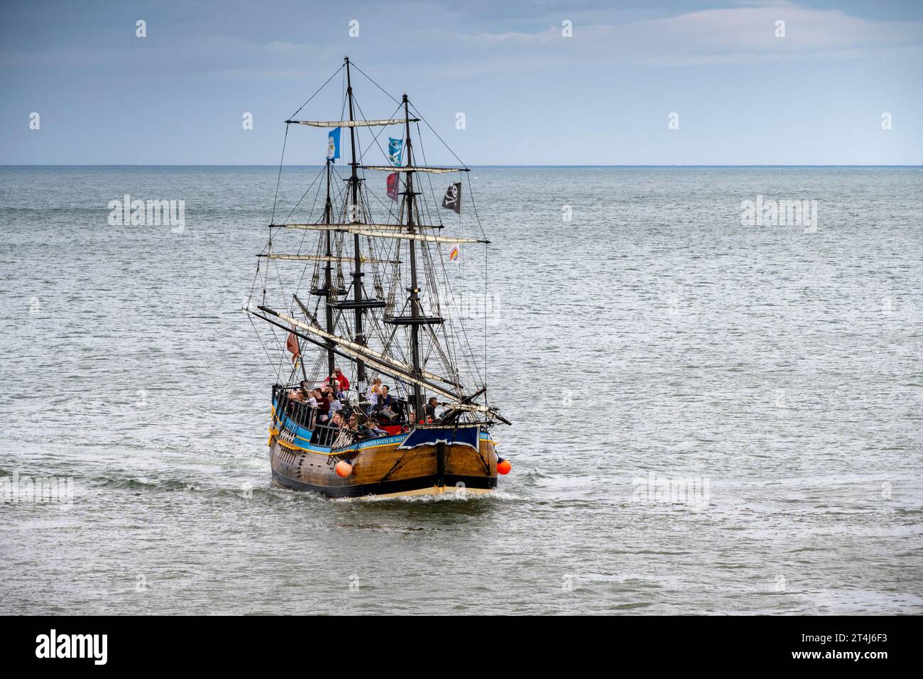 I visitatori che si godono un viaggio su una replica di metà dimensione dell'Endeavour a Whitby durante la regata. Foto Stock