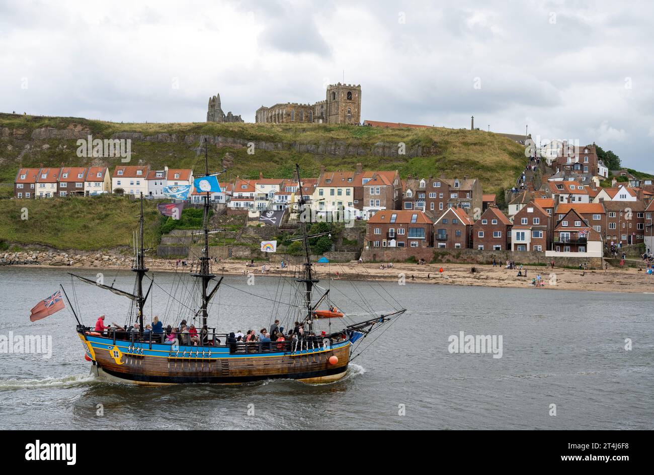 I visitatori che si godono un viaggio su una replica di metà dimensione dell'Endeavour a Whitby durante la regata. Foto Stock