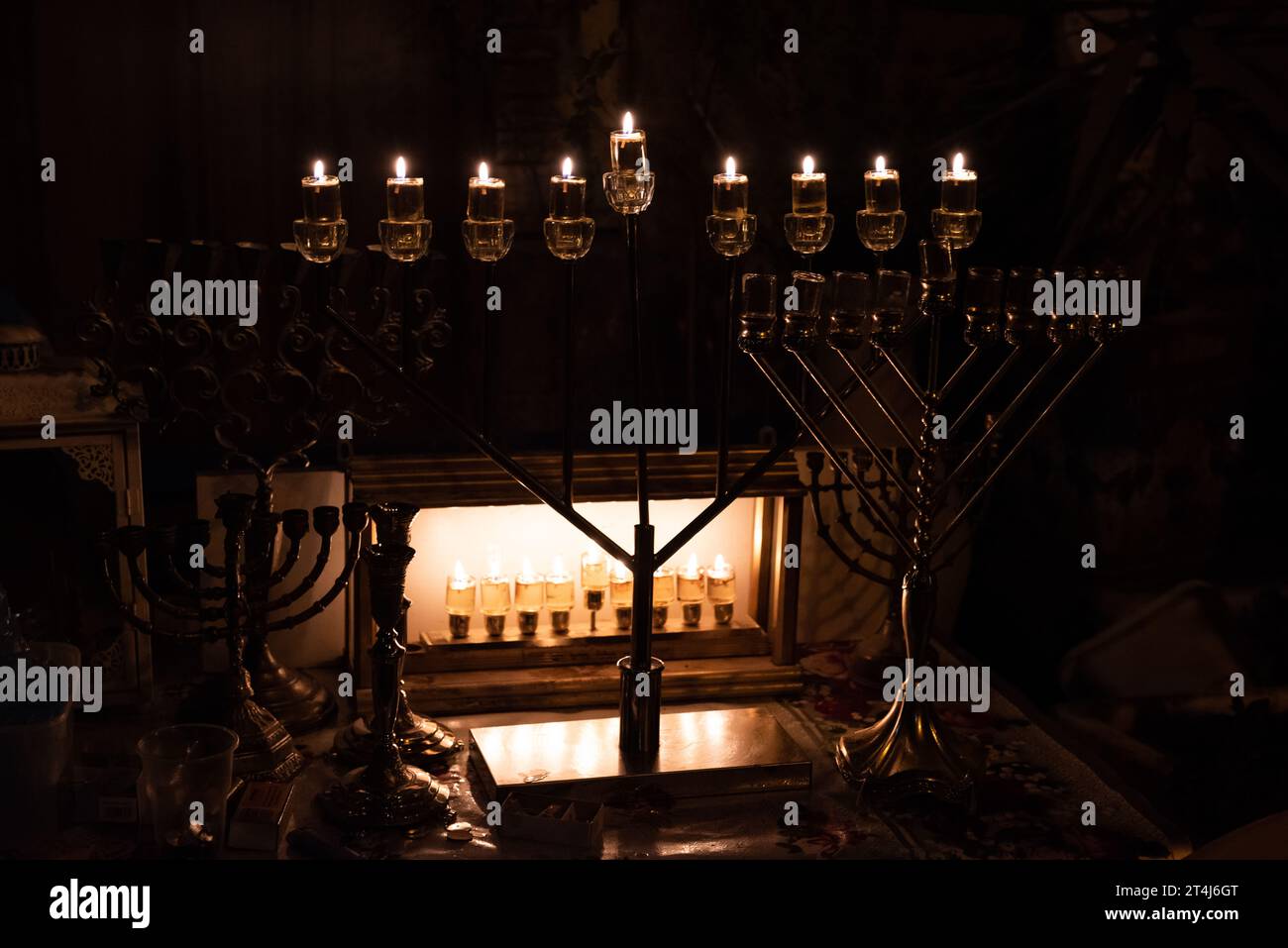 Hanukkah menorah con luci a olio che bruciano a Gerusalemme durante la celebrazione del Festival delle luci in Israele. Foto Stock