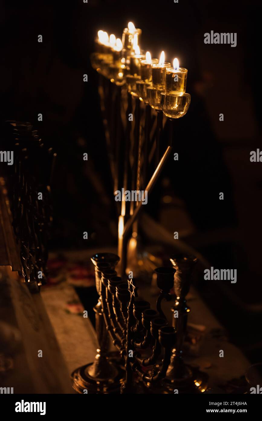 Hanukkah menorah con luci a olio che bruciano a Gerusalemme durante la celebrazione del Festival delle luci in Israele. Foto Stock