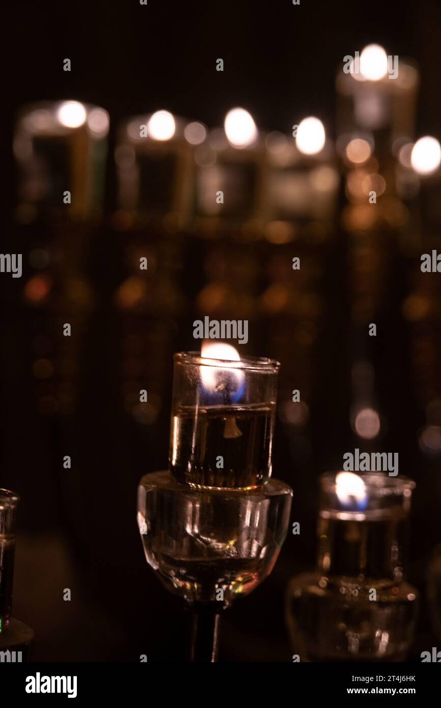 Hanukkah menorah con luci a olio che bruciano a Gerusalemme durante la celebrazione del Festival delle luci in Israele. Foto Stock