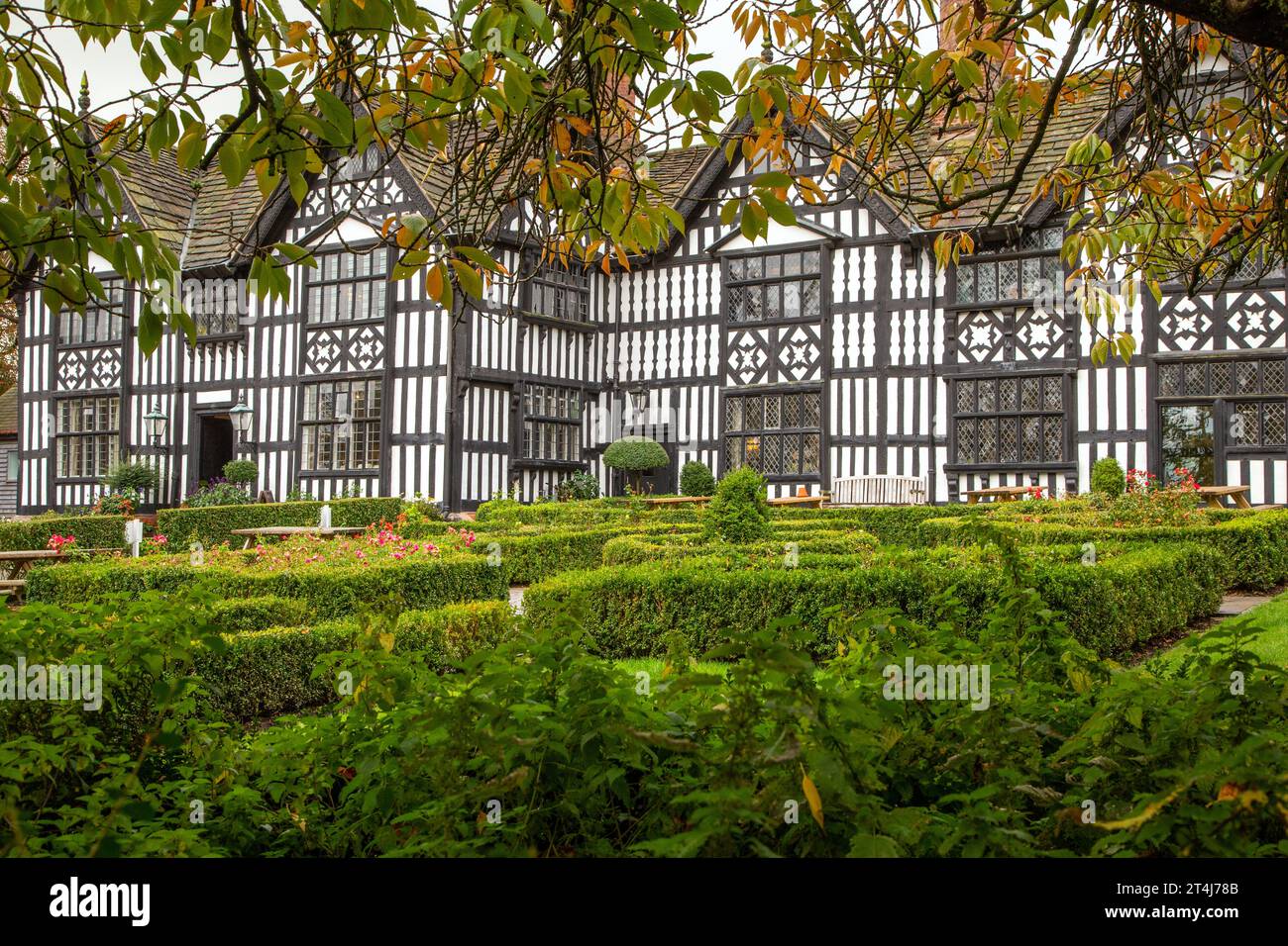 L'hotel Old Hall, un ex maniero bianco e nero con legno per metà, ora un pub e ristorante nella città di Sandbach, nel mercato del Cheshire Foto Stock