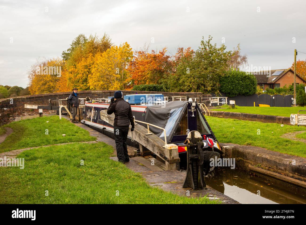 Barca a narrowboat sul canale Trent e Mersey in autunno presso il villaggio di Malkins Bank nel Cheshire vicino a Sandbach Foto Stock