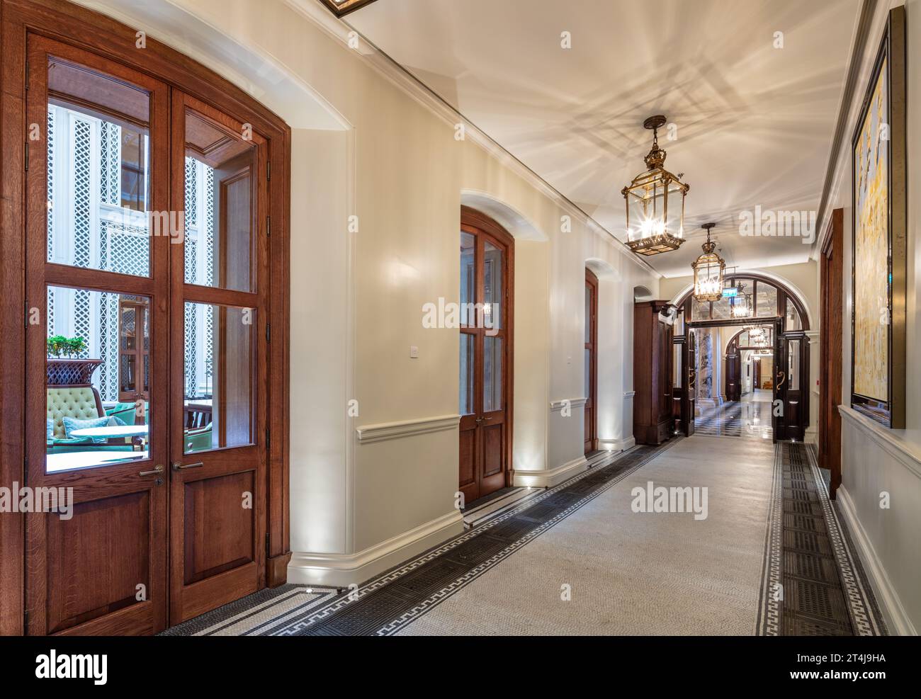 Corridoio al piano terra presso il Raffles London Hotel, Old War Office a Whitehall, Londra, Regno Unito Foto Stock