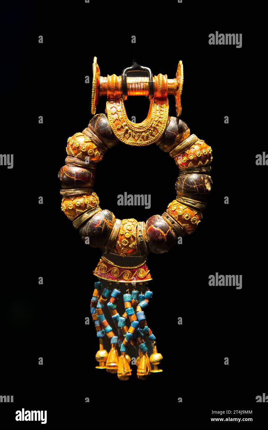 Egitto, Cairo, gioielli Tutankhamon, dalla sua tomba a Luxor: Orecchino, 1 di un paio, con corde di perline. Foto Stock