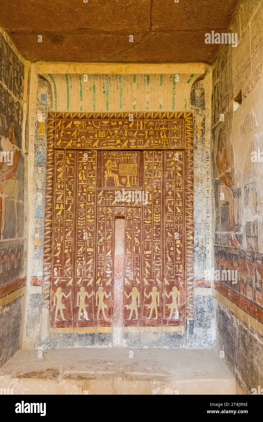Egitto, Saqqara, tomba di Mehu, splendida porta falsa, dai colori vivaci. Foto Stock