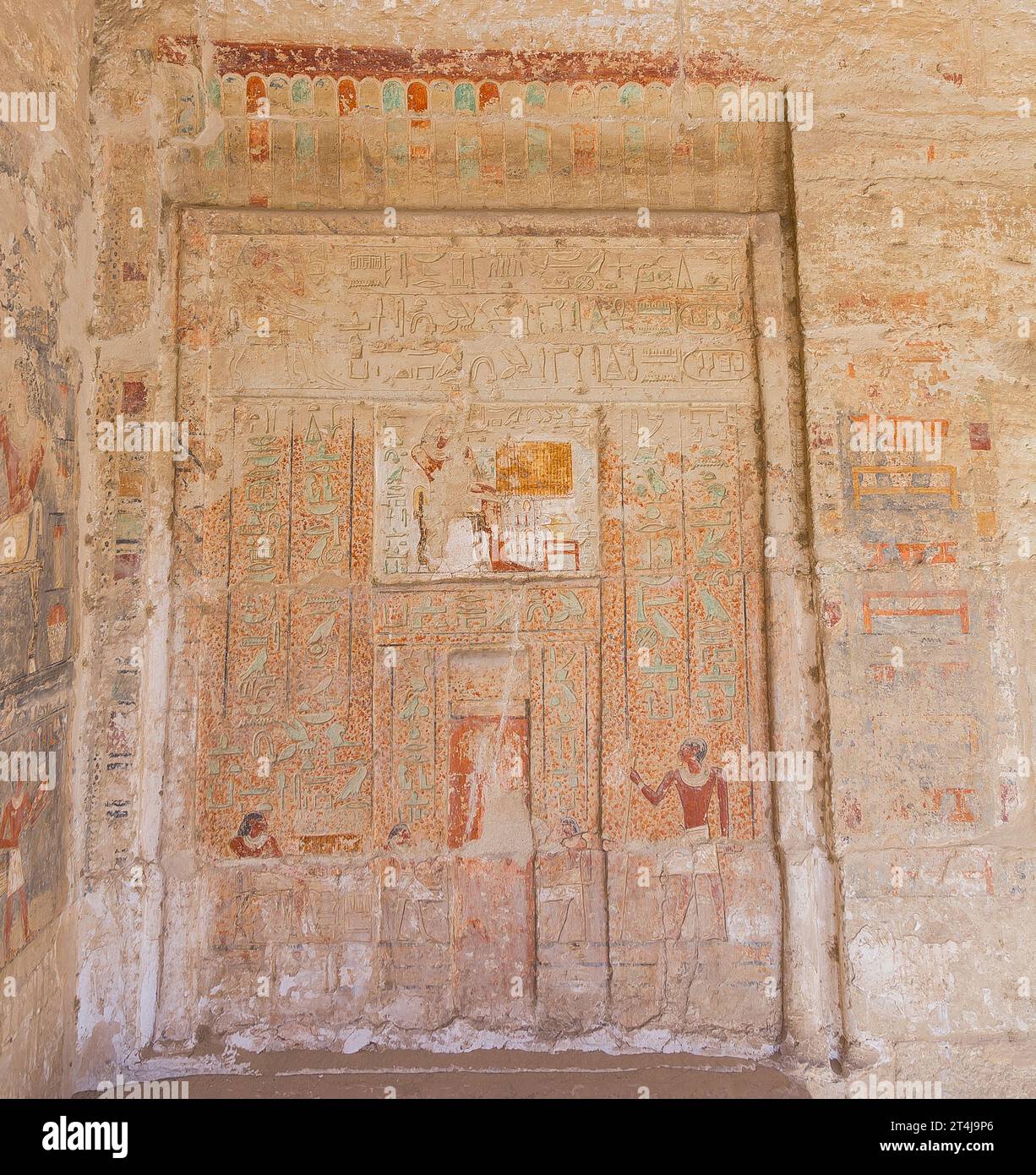 Egitto, Saqqara, tomba di Mehu, corte, falsa porta di Kahotep, figlio di Mehu. Foto Stock