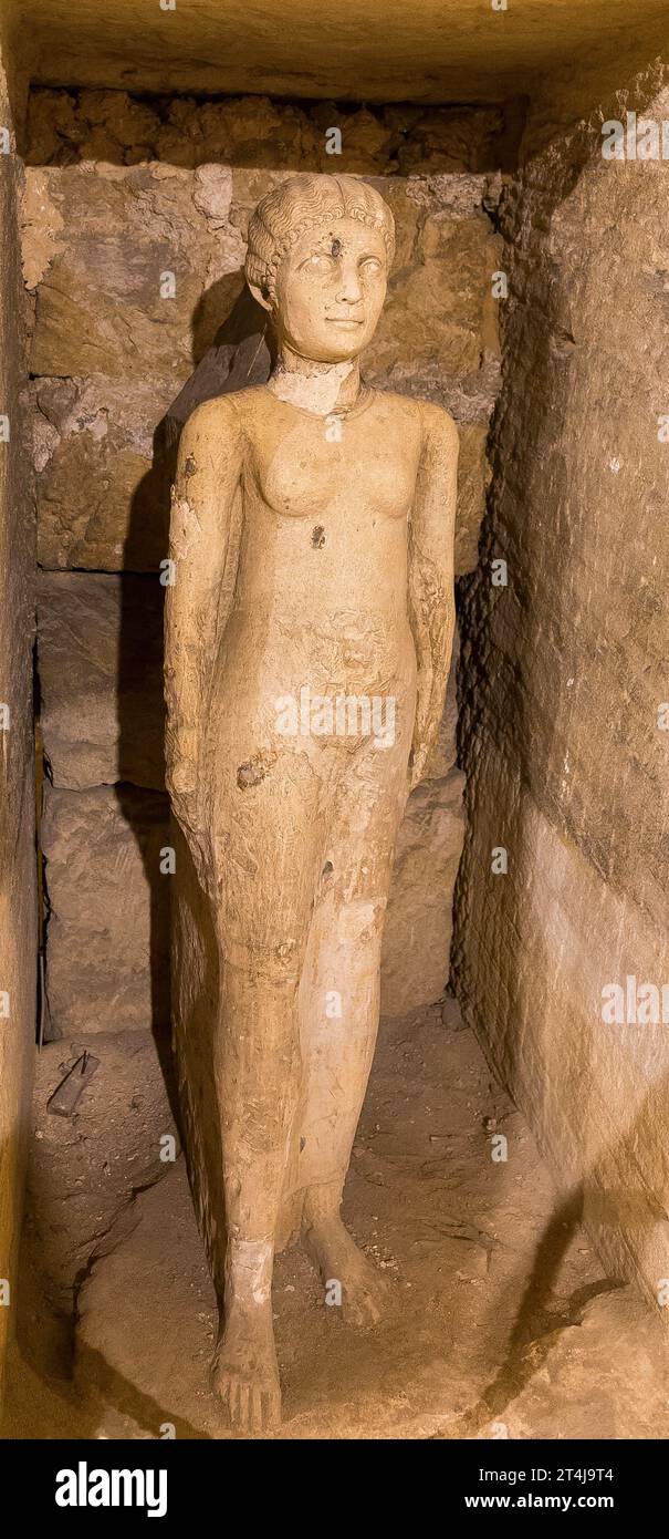 Necropoli di Kom el Shogafa, tomba principale, anticamera: Statua di una donna che mescola caratteristiche egizie e romane. Foto Stock