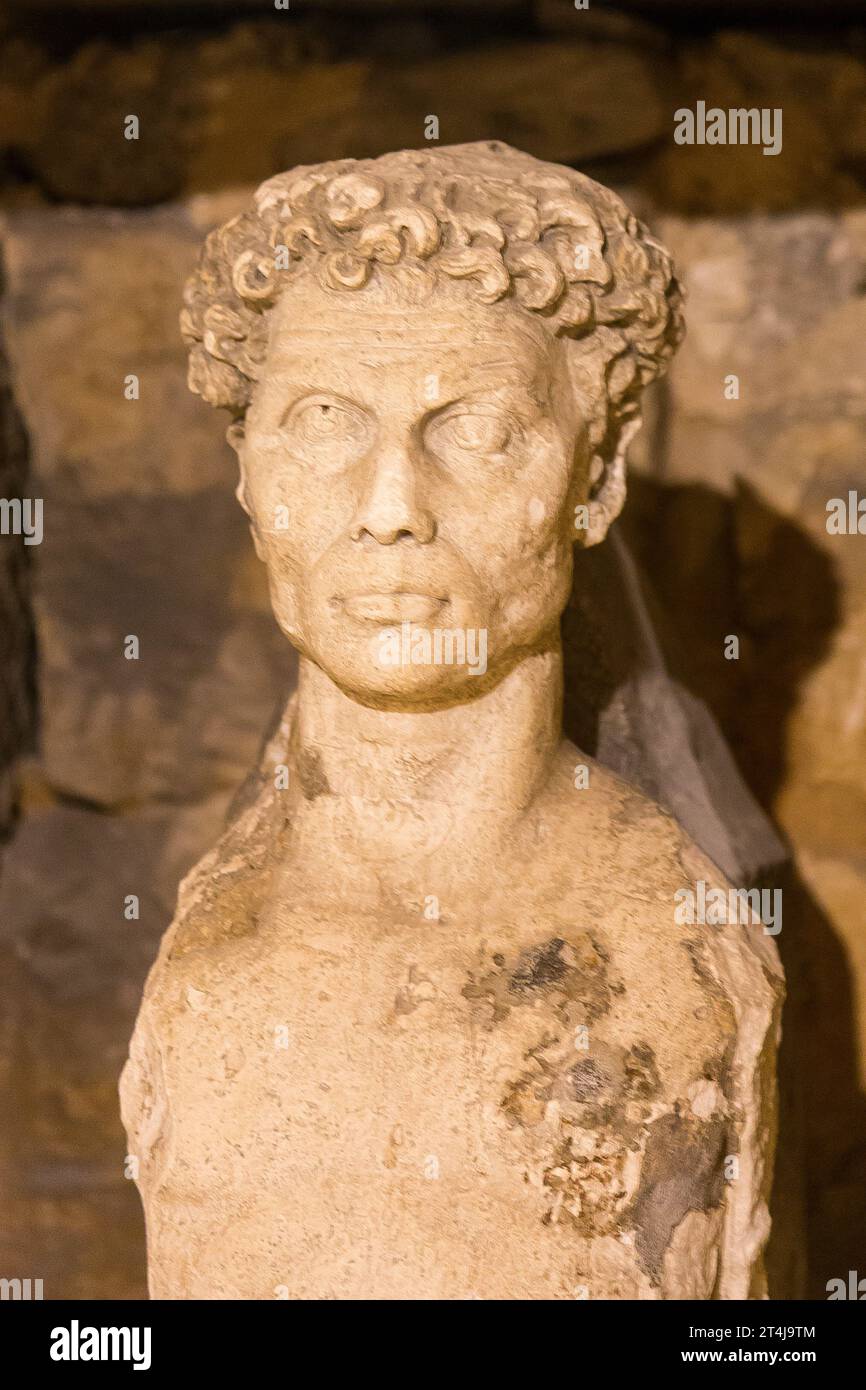 Necropoli di Kom el Shogafa, tomba principale, anticamera: Statua di un uomo che mescola caratteristiche egizie e romane. Foto Stock