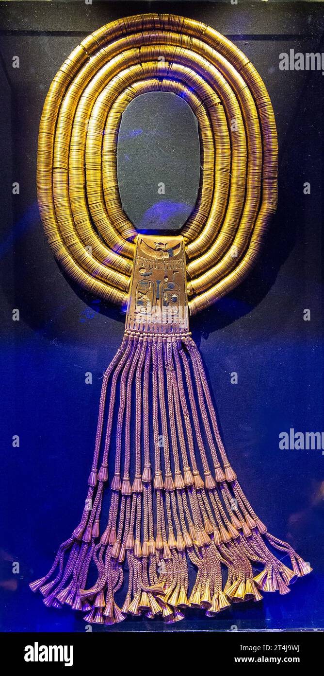 Cairo, Museo Egizio, trovato nella necropoli reale di Tanis, sepoltura del re Psusennes i: Collare Shebiu, con cartigli del re. Foto Stock