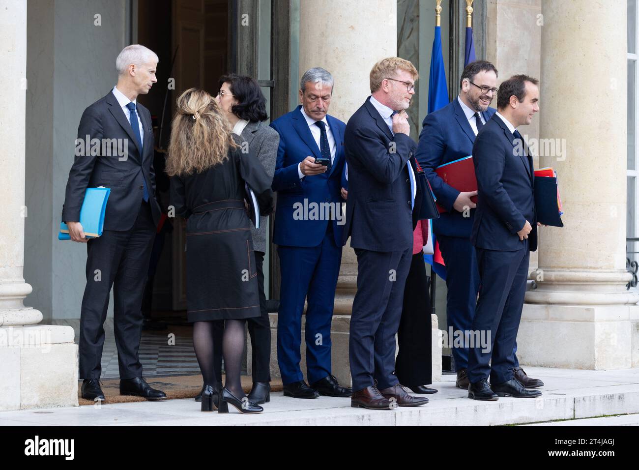 Parigi, Francia. 31 ottobre 2023. Il ministro francese dei territori d'oltremare Philippe Vigier nel mezzo dei ministri lascia il Palazzo Presidenziale dell'Elysee alla fine della riunione settimanale di gabinetto a Parigi, il 31 ottobre 2023. Foto di Raphael Lafargue/ABACAPRESS.COM Credit: Abaca Press/Alamy Live News Foto Stock