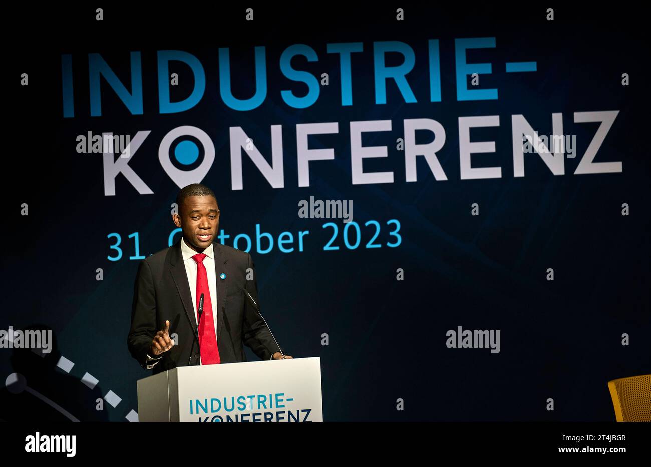 Industriekonferenz 2023: Bundeswirtschaftsminister Robert Habeck B90/die Grünen Europa, Deutschland, Berlino, 31.10.2023: Industriekonferenz 2023 - US-stellv. Finanzminister Wally Adeyemo hält die Eröffnungsrede. Industriekonferenz 2023 mit hochrangigen Akteurinnen und Akteuren aus dem in- und Ausland, aus industrie, Wirtschaft, Arbeitgeberverbänden, Gewerkschaften und Politik . Gesprächsthemen sind die Herausforderungen fuÌˆr die Transformation und aktuelle industriepolitische Entwicklungen. IM Vordergrund stehen die Handlungsfelder Wettbewerbsfähigkeit, Klimaschutz, Lieferketten, Rohstoffvers Foto Stock