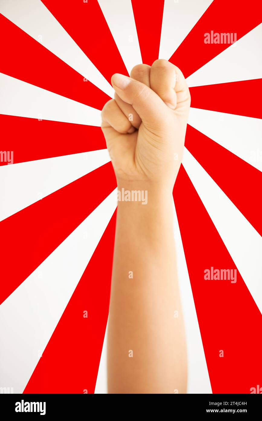 Mano in aria, pugni in protesta in studio isolato su uno sfondo rosso e bianco per la libertà, i diritti umani e la giustizia, l'uguaglianza e il segno. Braccio Foto Stock