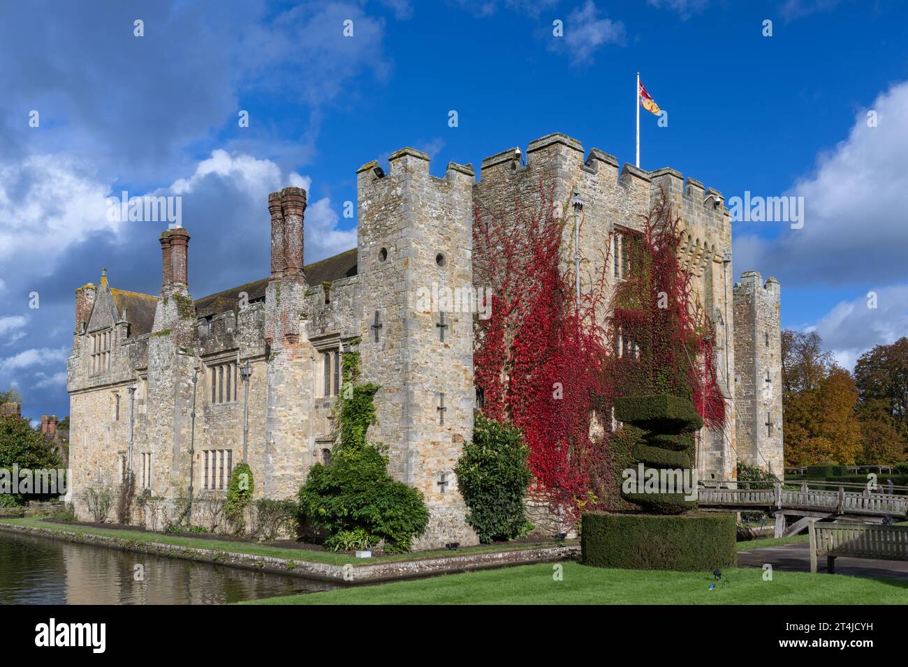 Colori autunnali quando la Boston Ivy diventa rossa a Hever Castle, Hever, Edenbridge, Kent, Regno Unito Foto Stock