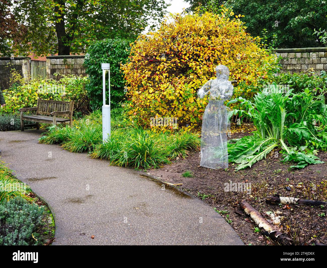 Percorso che si snoda attraverso il Giardino commestibile nei Museum Gardens nella città autunnale di York, Yorkshire, Inghilterra Foto Stock