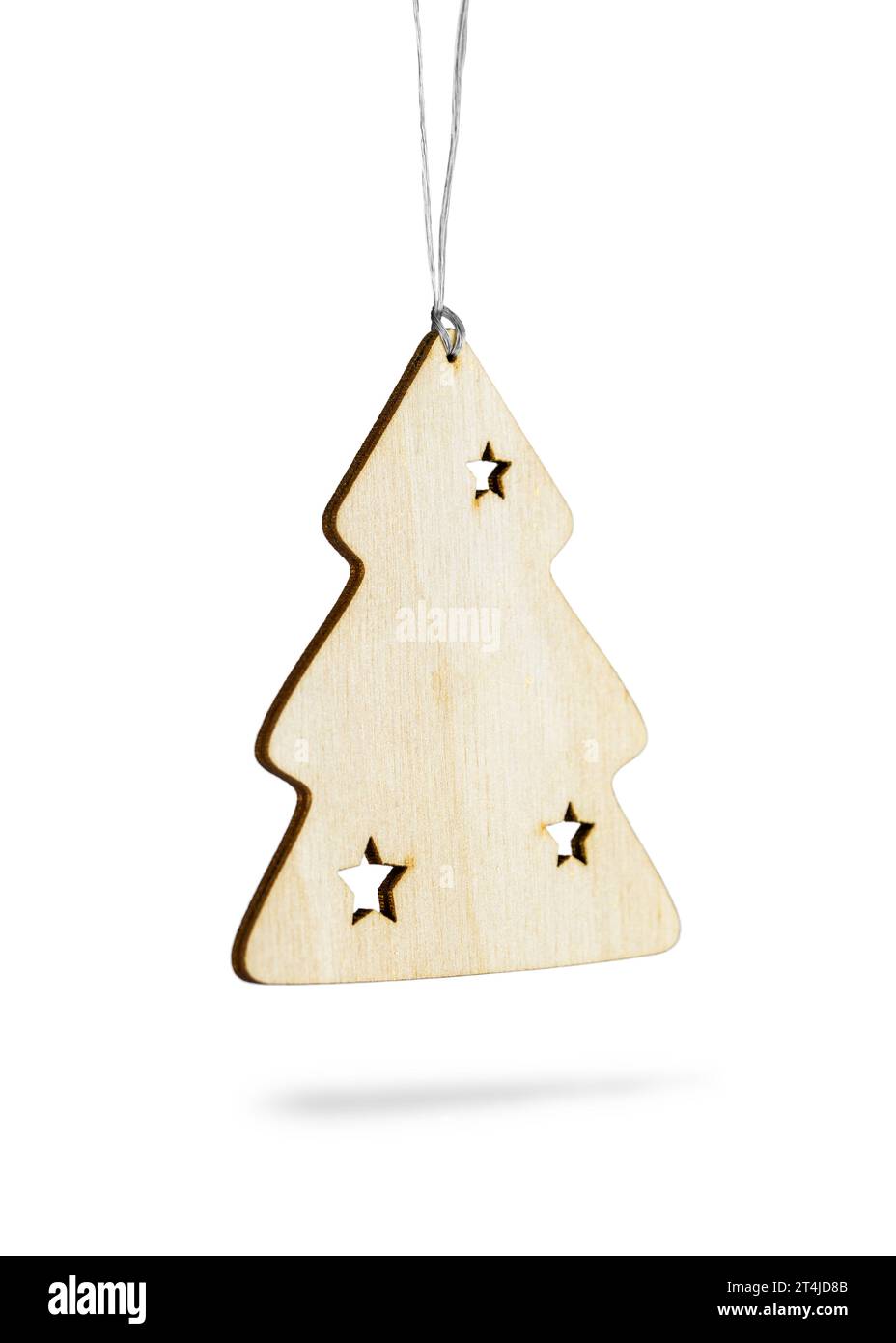 Buon Natale e felice anno nuovo. Ornamento in legno dell'albero di Natale appeso su sfondo bianco. Oggetto natalizio. Foto Stock