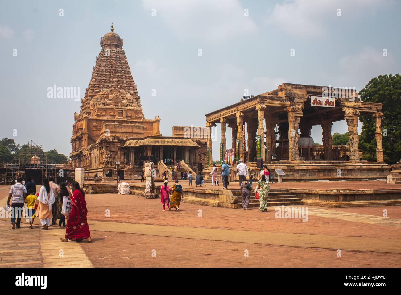Thanjavur, Tamil Nadu, India - 19 ottobre 2023: Gente che cammina lungo il complesso del grande Tempio di Thanjavur (chiamato anche Thanjai Periya Kovil in tami Foto Stock