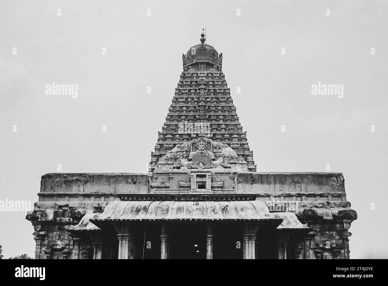 Torre principale del grande Tempio di Thanjavur (chiamato anche Thanjai Periya Kovil in lingua tamil), è uno dei più grandi templi indù e un esemplare Foto Stock