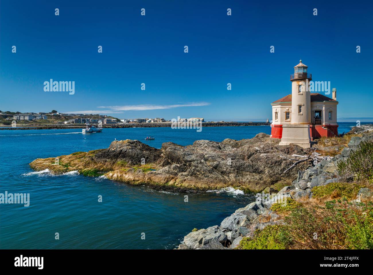 Faro di Coquille River, Bullards Beach State Park, Oregon Islands National Wildlife Refuge, vicino a Bandon, Oregon, Stati Uniti Foto Stock