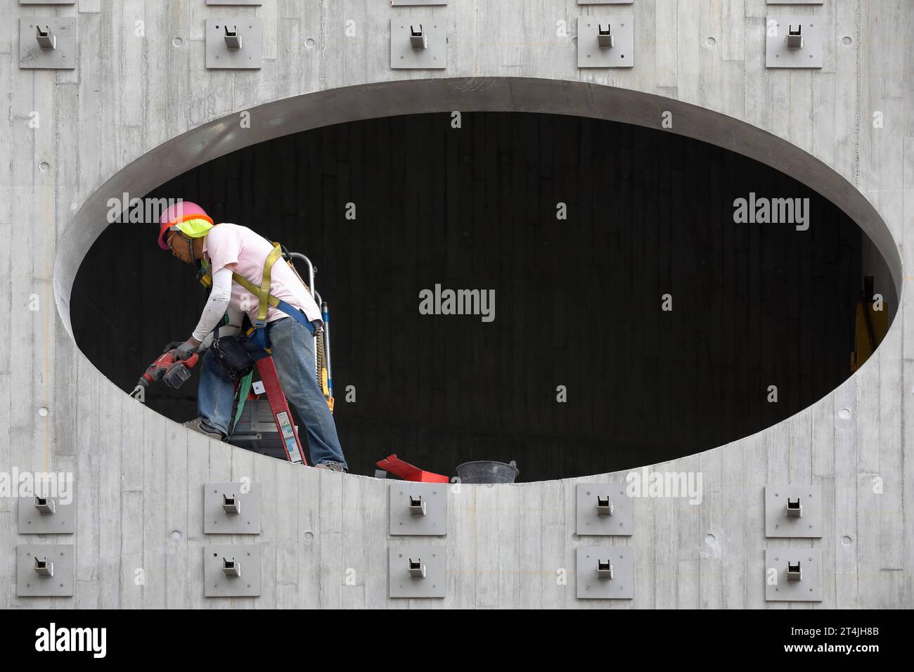 Costruzione cinese in vetrina ovale con imbracatura di sicurezza, fori per ancoraggi in calcestruzzo nel distretto culturale West-Kowloon di Hong Kong Foto Stock