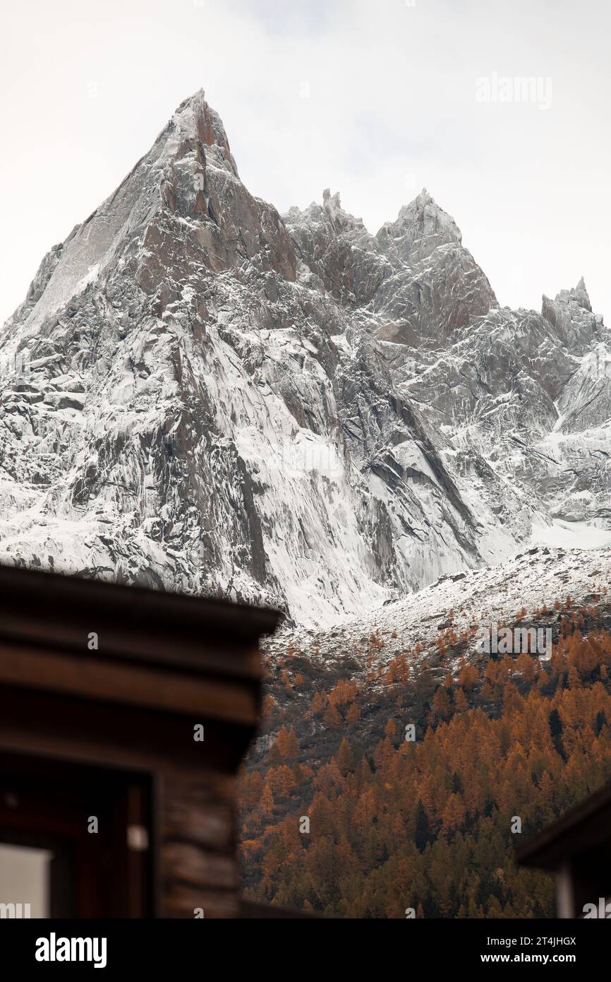 colori autunnali contrastanti nelle alpi francesi Foto Stock