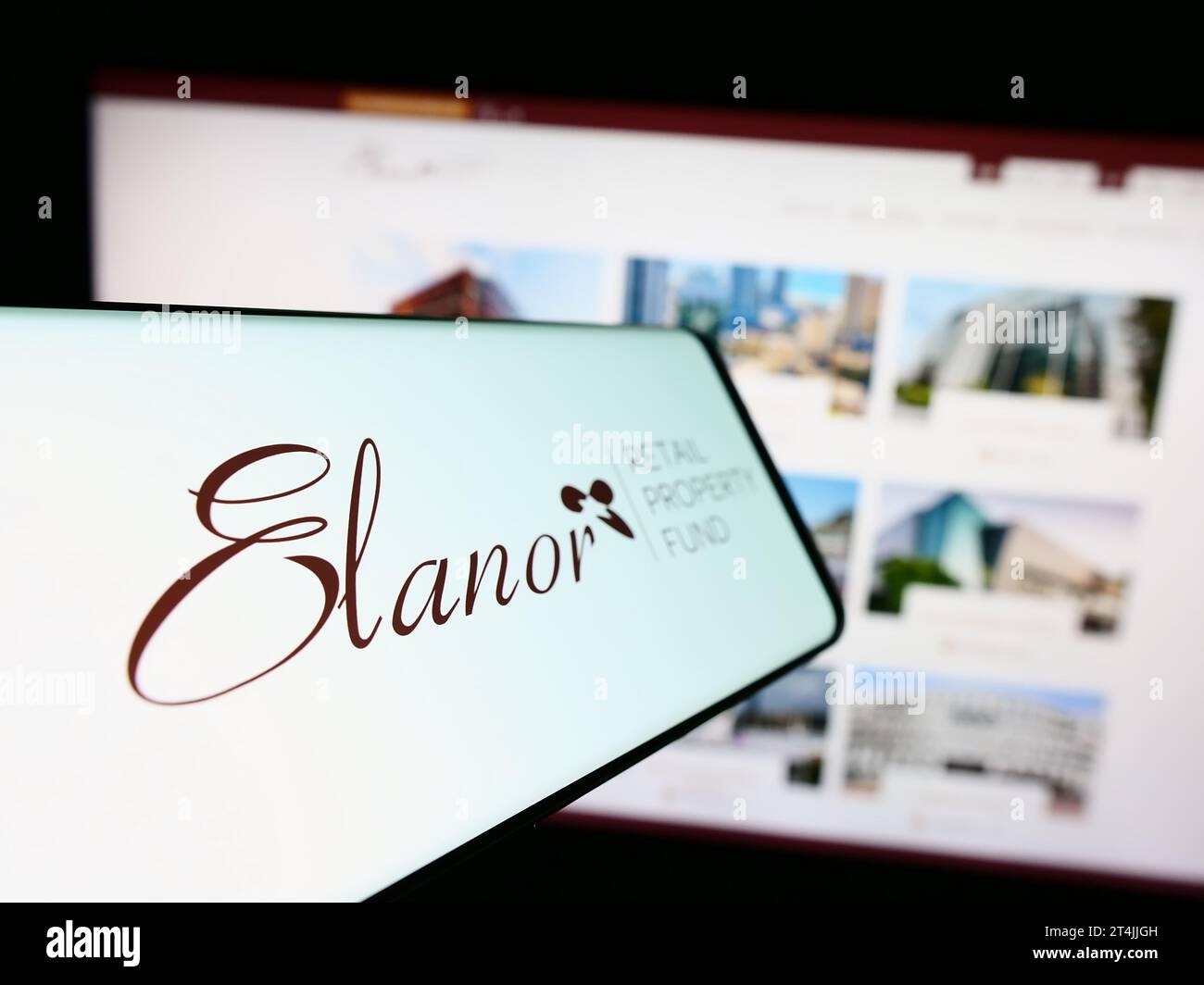 Cellulare con il logo della società australiana Elanor Commercial Property Fund davanti al sito Web aziendale. Mettere a fuoco il display centrale sinistro del telefono. Foto Stock