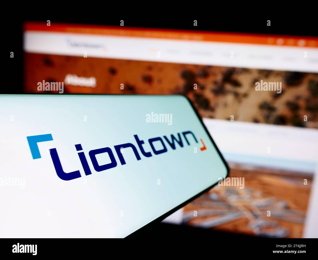 Smartphone con logo della società mineraria australiana Liontown Resources Limited davanti al sito Web aziendale. Mettere a fuoco sul lato sinistro del display del telefono. Foto Stock