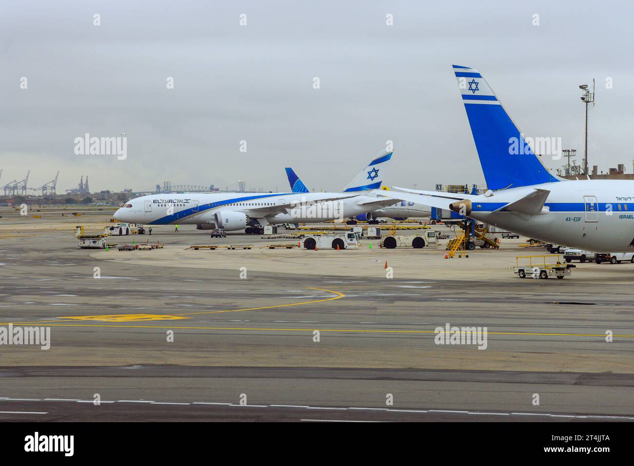 30 ottobre 2023 EWR Airport Newark NJ USA. L'aereo di Israel Airlines si prepara al terminal EWR dell'aeroporto internazionale di Newark Foto Stock