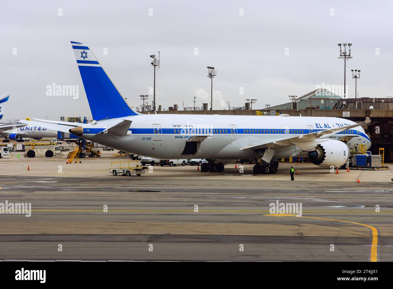 30 ottobre 2023 EWR Airport Newark NJ USA. C'è un aereo della Israeli Airlines che si prepara al decollo nel terminal dell'EWR Newark International Airport Foto Stock