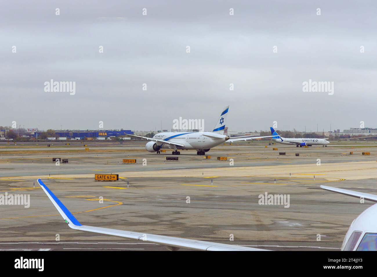 30 ottobre 2023 EWR Airport Newark NJ USA all'aeroporto EWR Newark, un aereo della Israel Airlines si sta preparando al decollo Foto Stock
