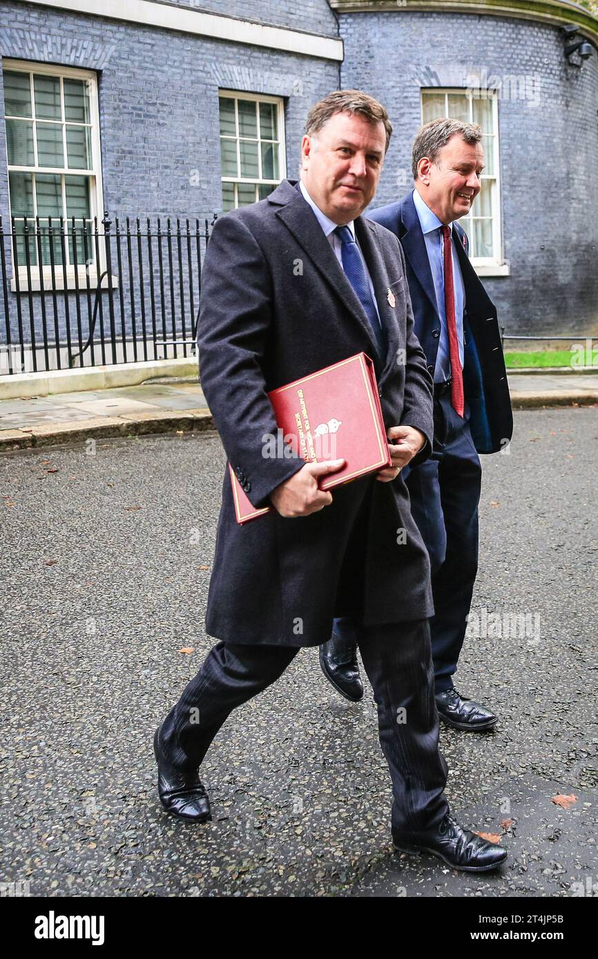 Londra, Regno Unito. 31 ottobre 2023. Mel Stride, deputato, Segretario di Stato per il lavoro e le pensioni e Greg Hands, deputato, Presidente del Partito Conservatore. Ministri del governo Sunak a Downing Street per la riunione settimanale del gabinetto di oggi. Crediti: Imageplotter/Alamy Live News Foto Stock