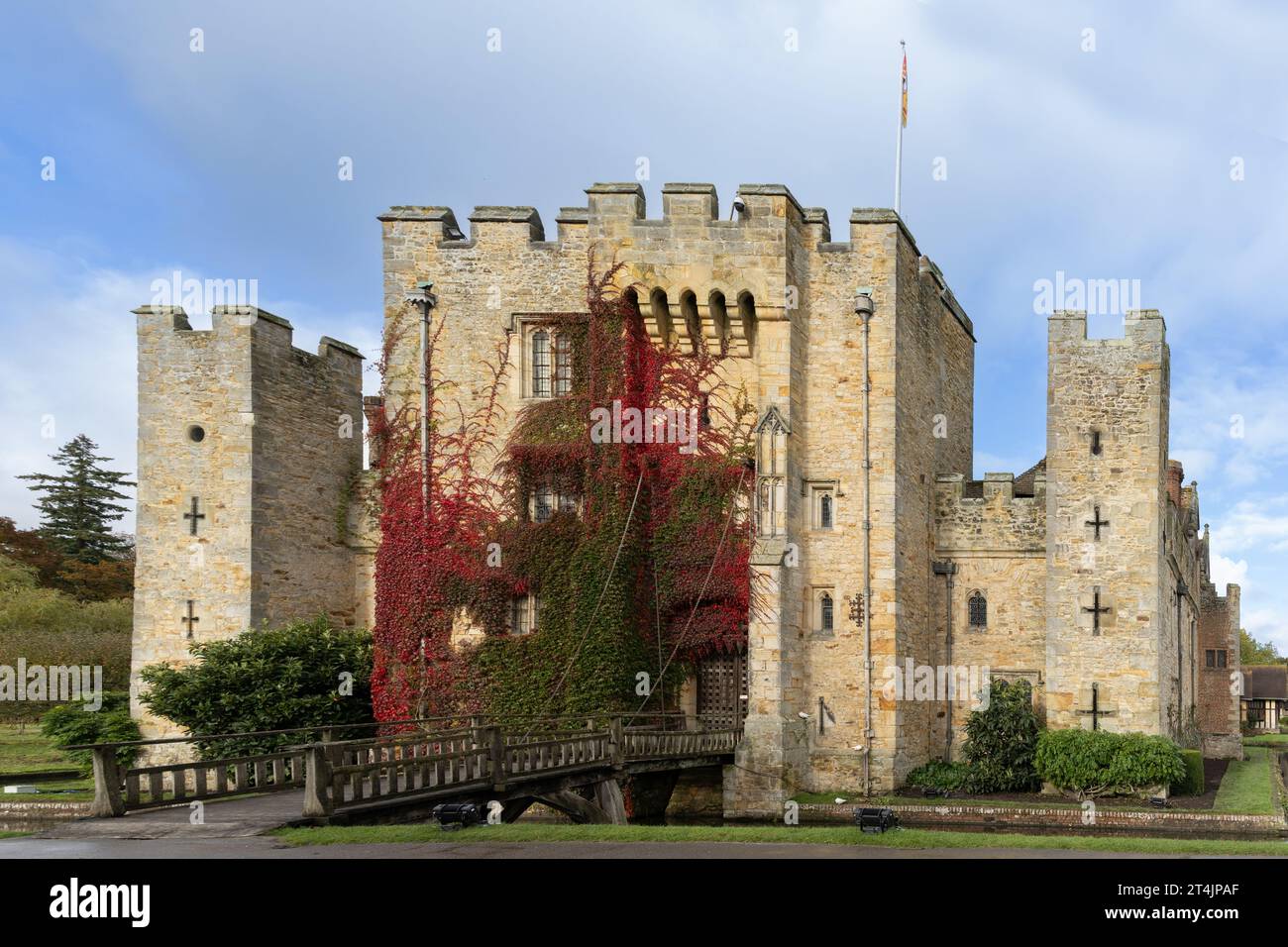 Colori autunnali quando la Boston Ivy diventa rossa a Hever Castle, Hever, Edenbridge, Kent, Regno Unito Foto Stock