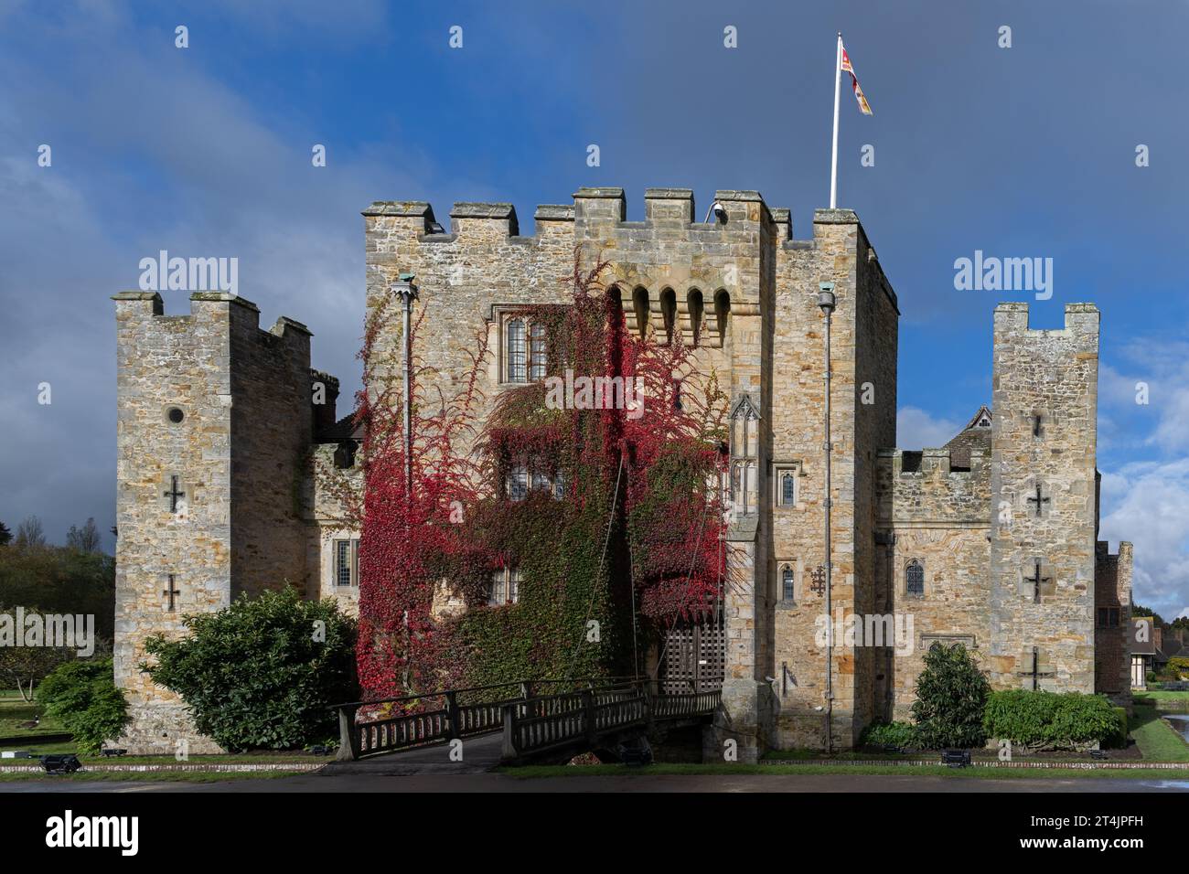Colori autunnali quando la Boston Ivy diventa rossa a Hever Castle, Hever, Edenbridge, Kent, Regno Unito Foto Stock