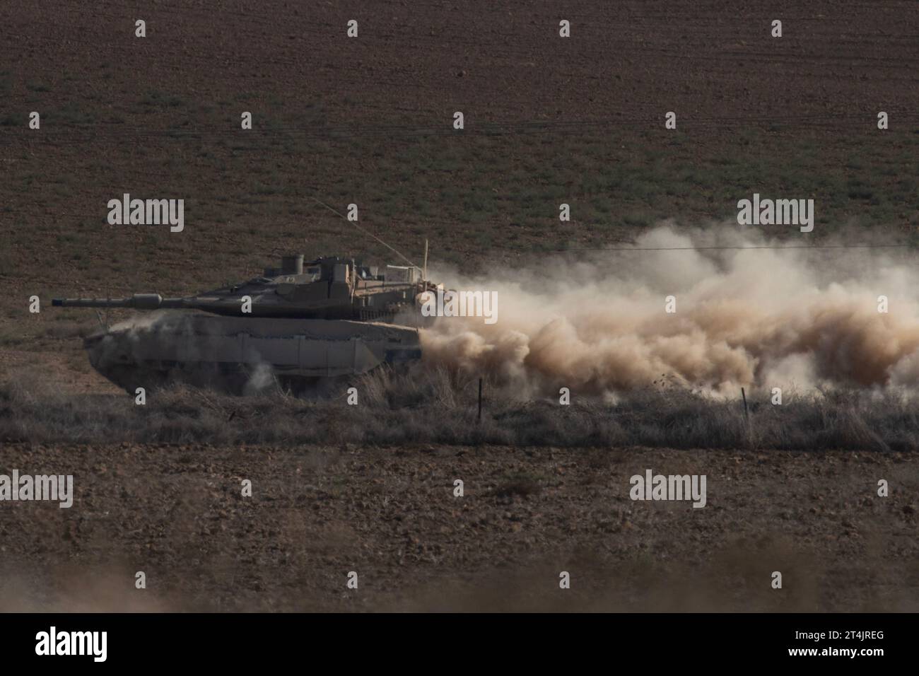 Israele meridionale, Israele. 31 ottobre 2023. Un carro armato israeliano solleva la polvere mentre si muove all'interno del sud di Israele vicino al confine con la Striscia di Gaza il 31 ottobre 2023. Le forze israeliane continuano a combattere all'interno della Striscia di Gaza con attacchi aerei e artiglieria che continuano a sparare contro Gaza. Foto di Jim Hollander/UPI Credit: UPI/Alamy Live News Foto Stock
