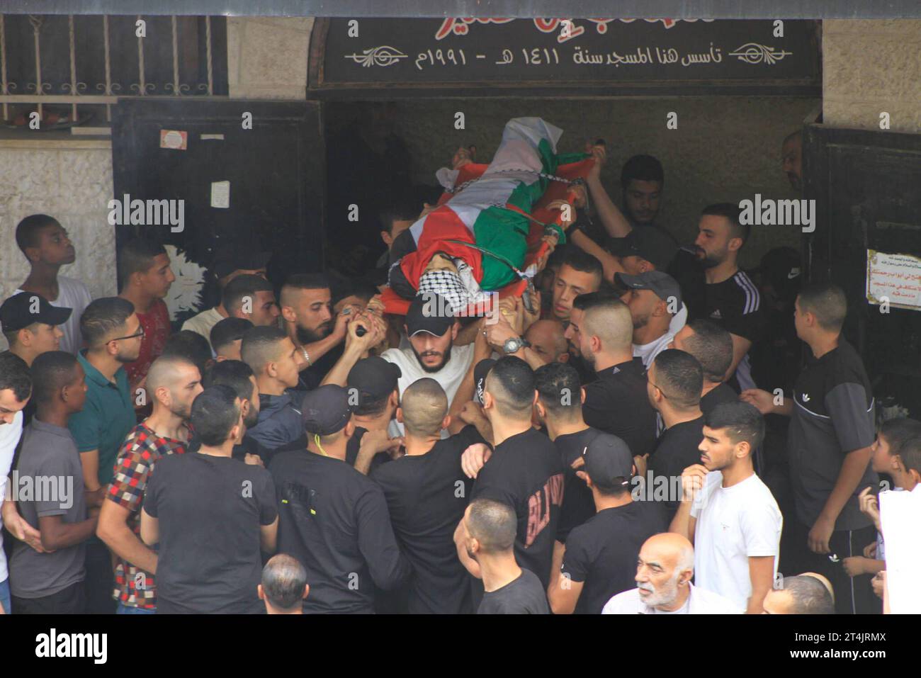 La gente partecipa alla cerimonia funebre del 31enne palestinese Naim Ferran 31 ucciso in un raid israeliano nel campo di Askar a Nablus la gente partecipa alla cerimonia funebre del 31enne palestinese Naim Ferran 31 ucciso in un raid israeliano nel campo di Askar a Nablus, in Cisgiordania, il 29 ottobre 2023. Foto di Mohammed Nasser apaimages Nablus Cisgiordania territorio palestinese 291023 Nablus MN 001 Copyright: XapaimagesxMohammedxNasserxxapaimagesx Foto Stock