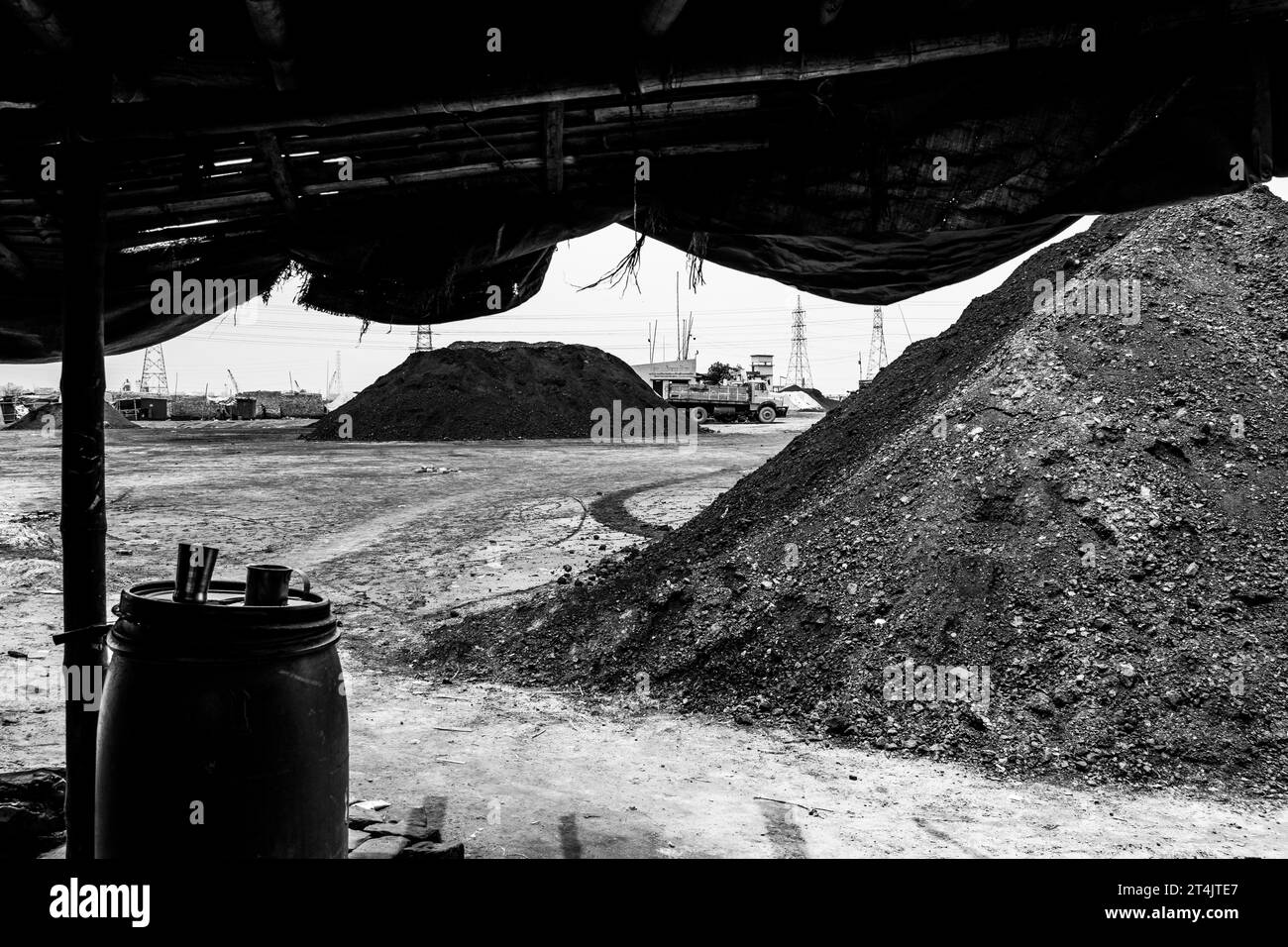 Il più grande centro commerciale del carbone in Bangladesh. Questa immagine è stata scattata il 29 maggio 2022 da Gabtoli, Bangladesh Foto Stock
