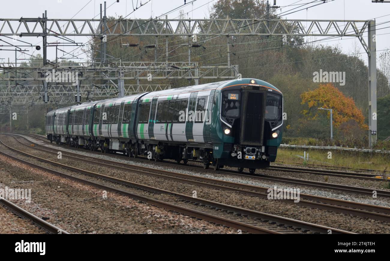 Nuova unità multipla LNWR Classe 730/2 Aventra Electric 730206 con accumulo chilometraggio in funzione come 3Q02 10:06 Nuneaton to Crewe si avvicina a Rugeley TV. Foto Stock