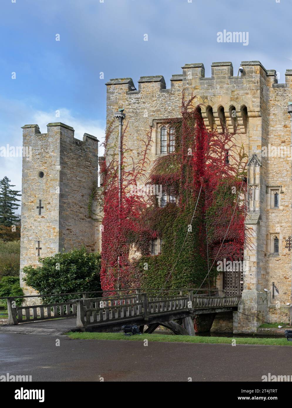 Colori autunnali quando la Boston Ivy diventa rossa a Hever Castle, Hever, Edenbridge, Kent, Regno Unito Foto Stock