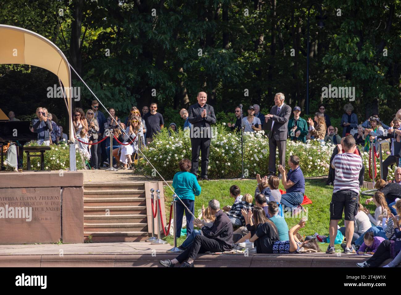 Udienza al recital di Chopin di Filip Wojciechowski, Parco Łazienki, Varsavia, Polonia Foto Stock