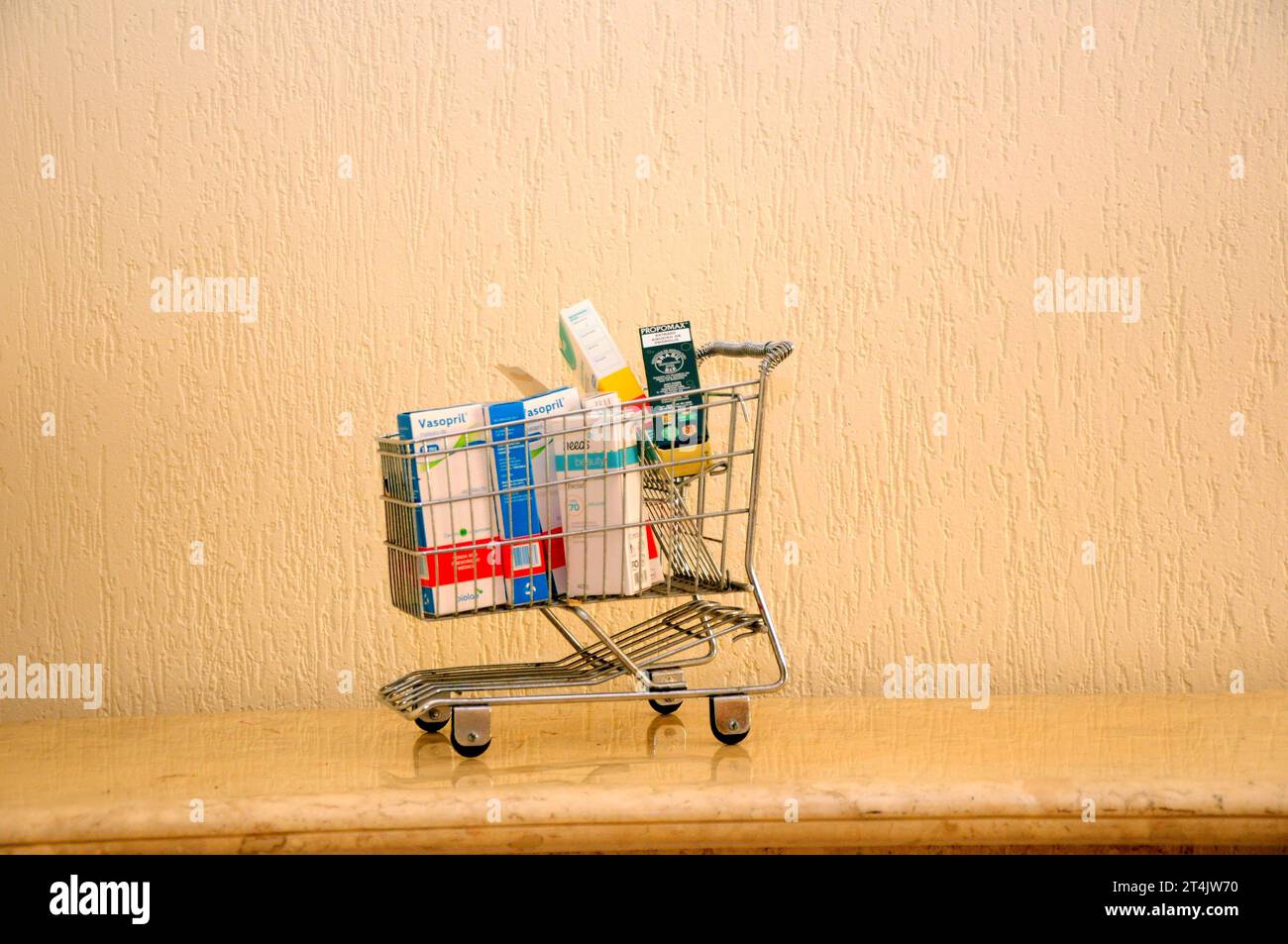 Carrello del supermercato pieno di scatole di medicinali acquistati presso farmacie e minimarket Foto Stock