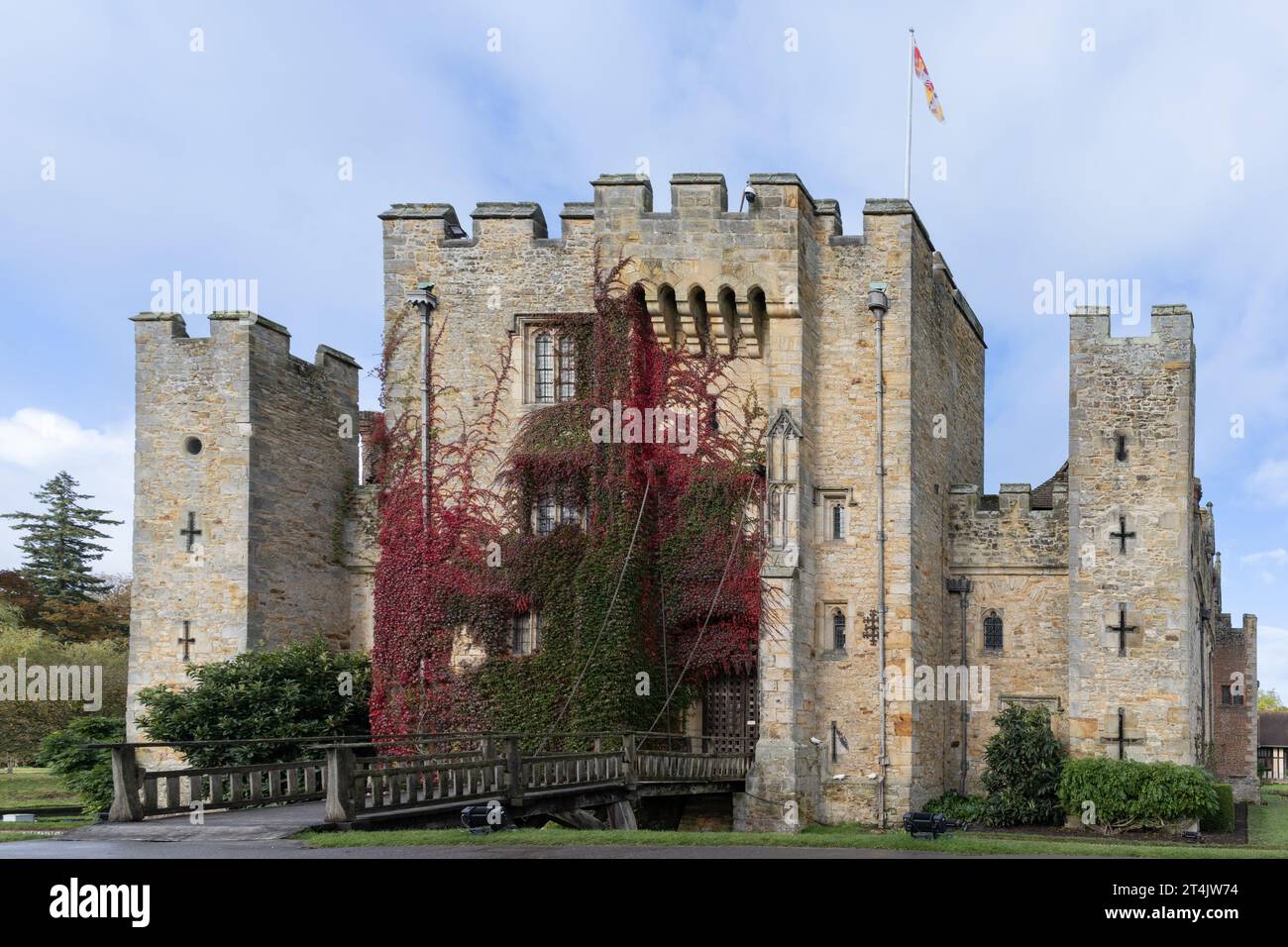 Colori autunnali quando la Boston Ivy diventa rossa a Hever Castle, Hever, Edenbridge, Kent, Regno Unito Foto Stock